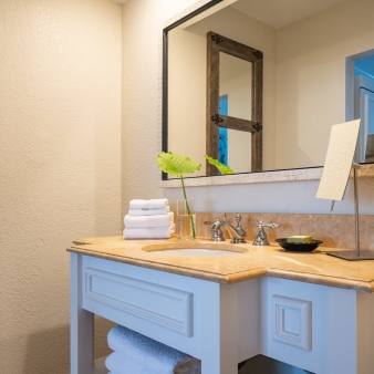 The sink and mirror in a Havana Cabana bathroom.